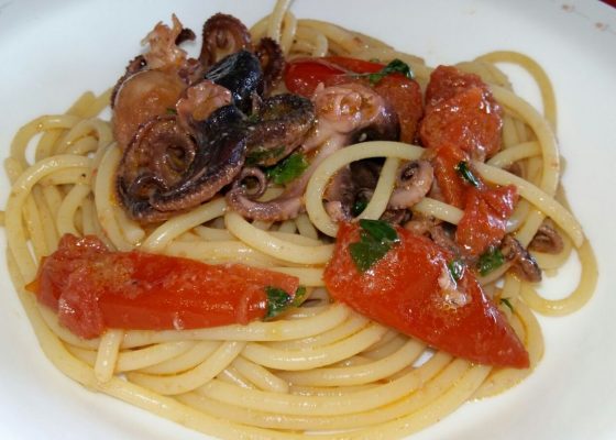 Spaghetti con sugo di polipetti