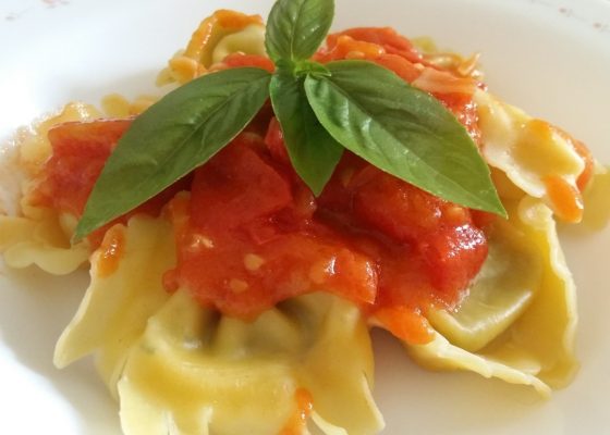 Tortelloni ricotta e spinaci con pomodoro e basilico