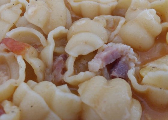 Pasta e patate con pancetta