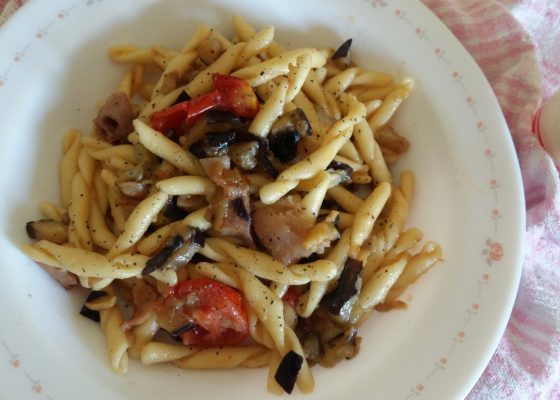 Fusilli freschi con speck e melanzane