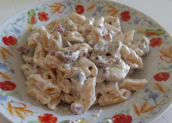 Mezze penne rigate con panna prosciutto cotto e funghi