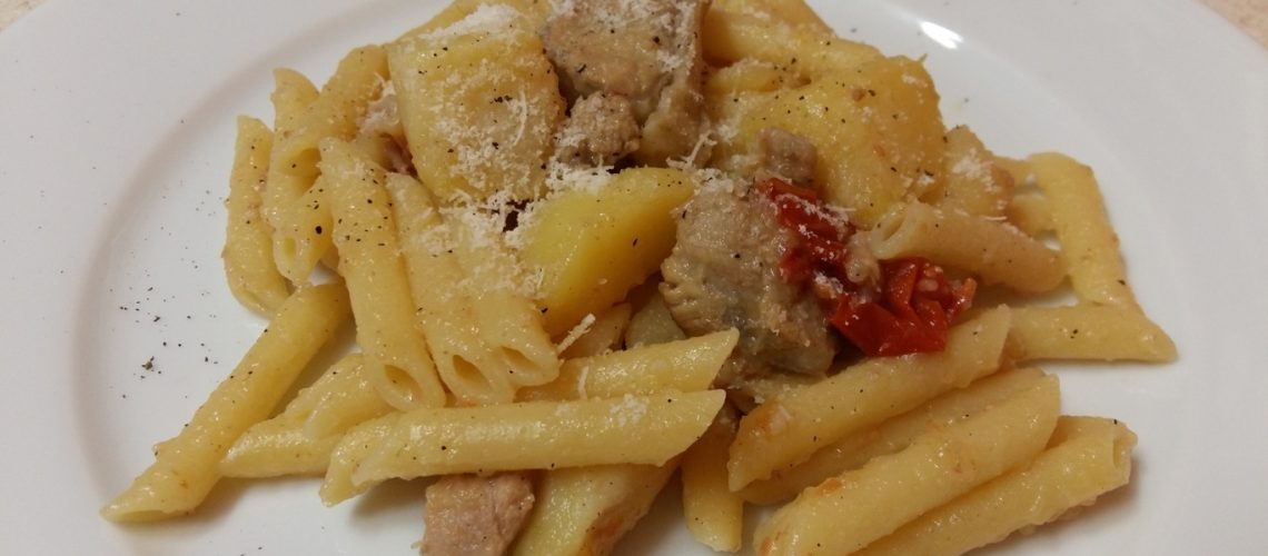 Penne con sugo di spezzatino con patate