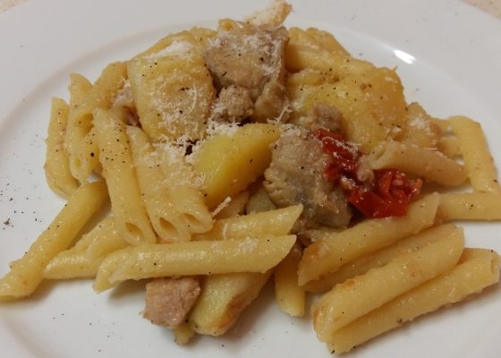 Penne con sugo di spezzatino con patate