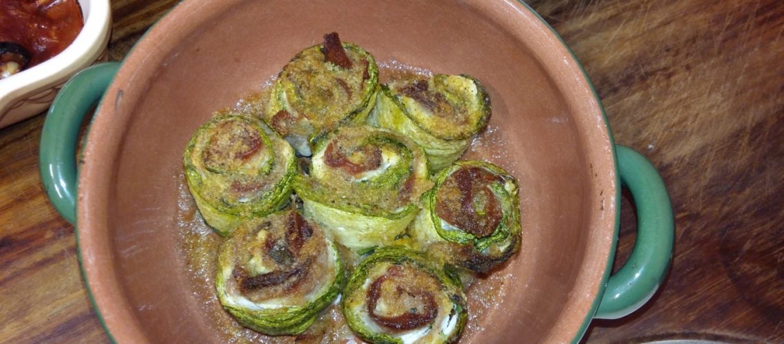 Rotolini di zucchine gratinate con speck e formaggio