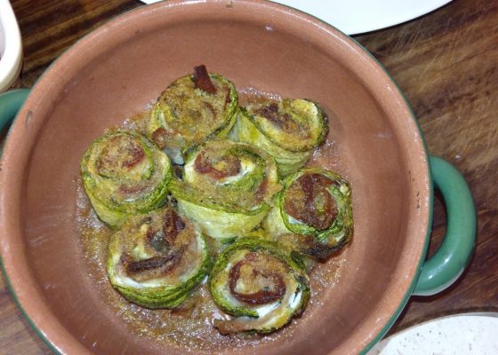 Rotolini di zucchine gratinate con speck e formaggio