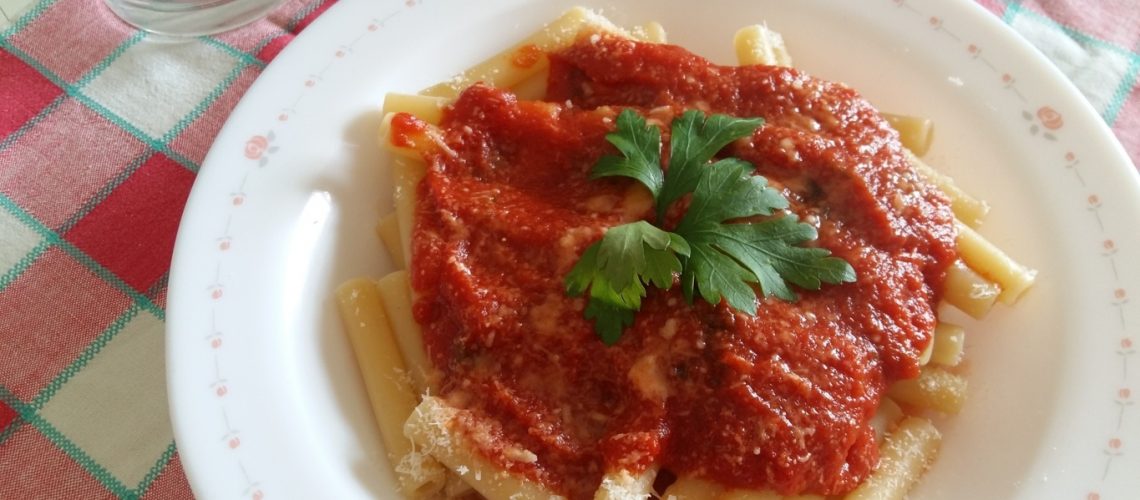 Ziti spezzati con sugo di pomodoro al prezzemolo