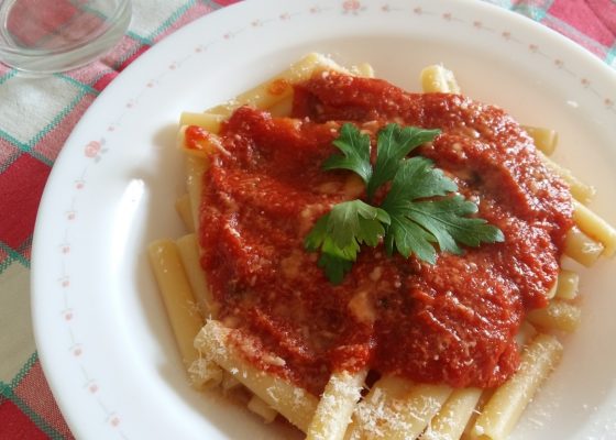 Ziti spezzati con sugo di pomodoro al prezzemolo