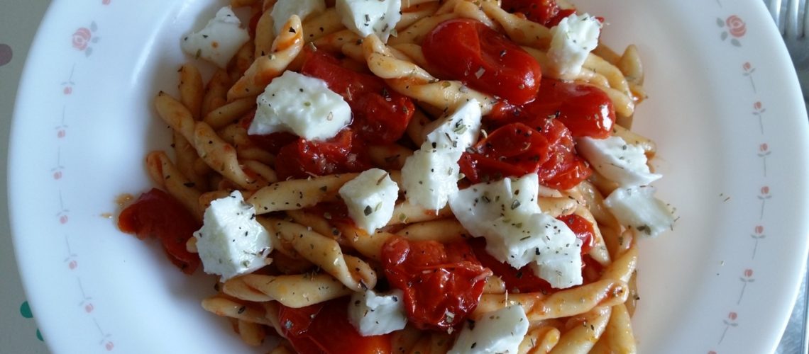 Fusilli freschi pomodoro mozzarella e origano