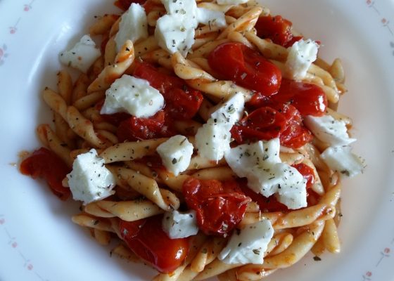 Fusilli freschi pomodoro mozzarella e origano