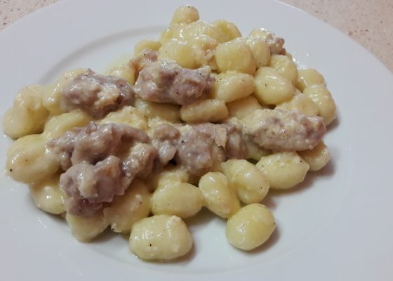 Gnocchi in padella con salsiccia e provola