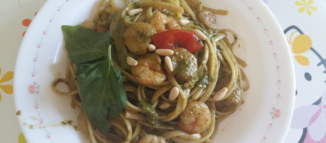 Linguine con pesto fresco e gamberetti