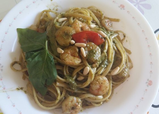 Linguine con pesto fresco e gamberetti