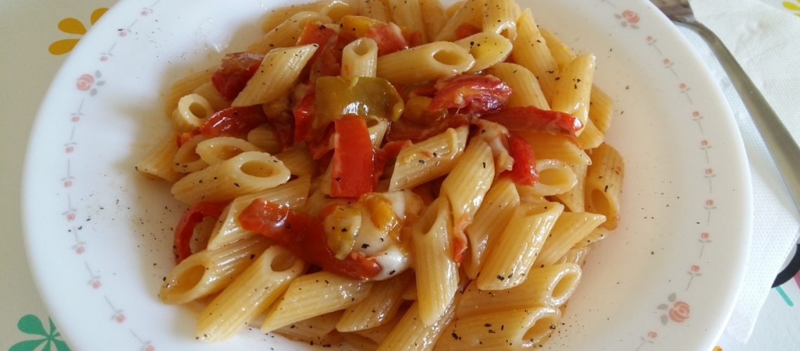 Mezze penne rigate con peperoni e provola