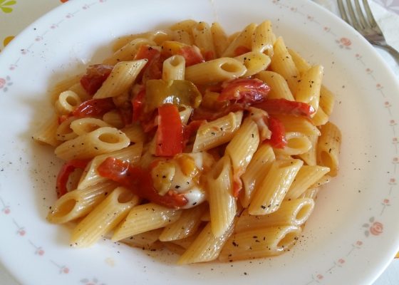 Mezze penne rigate con peperoni e provola