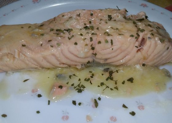 Tranci di salmone al vino bianco e prezzemolo