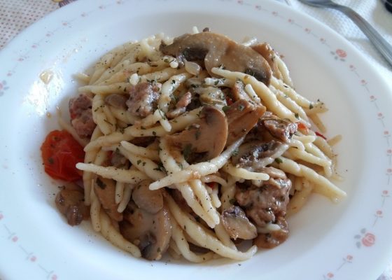 Trofie funghi e salsiccia