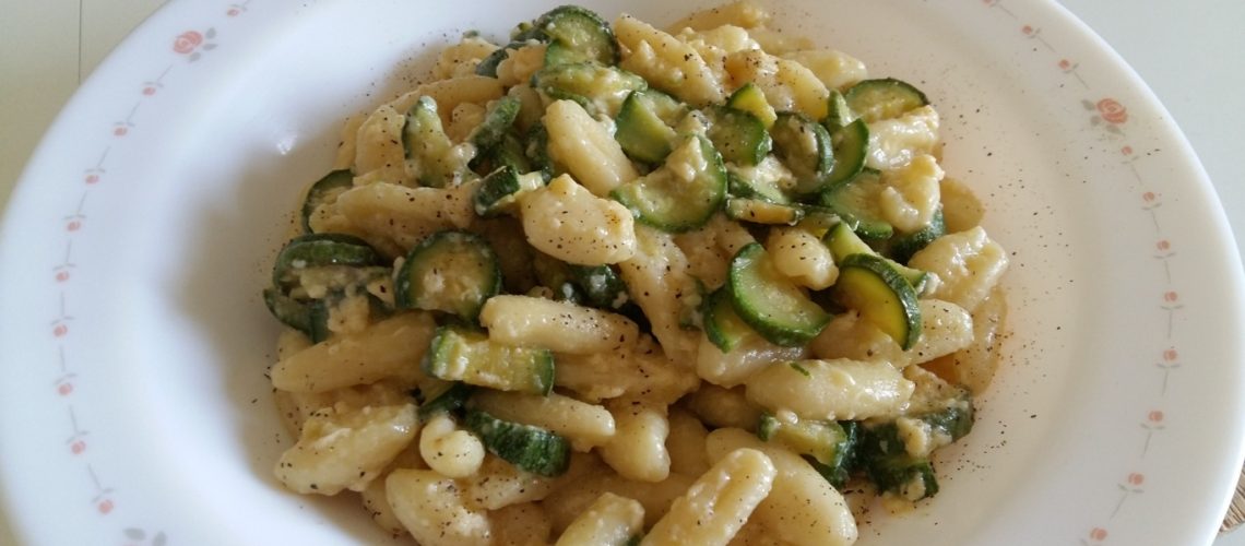 Cavatelli alla carbonara cremosa di zucchine