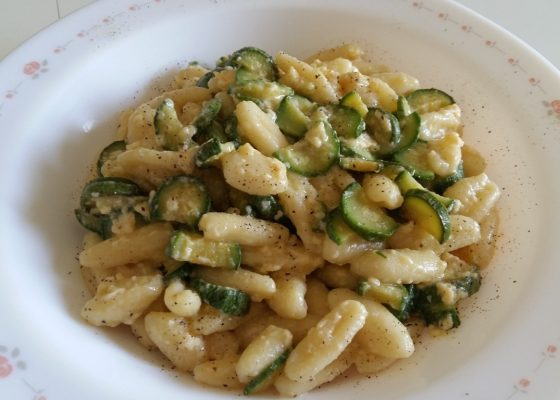 Cavatelli alla carbonara cremosa di zucchine