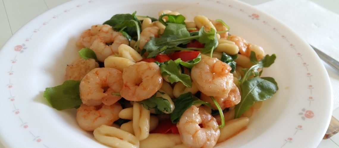 Cavatelli con gamberetti pomodorini e rucola