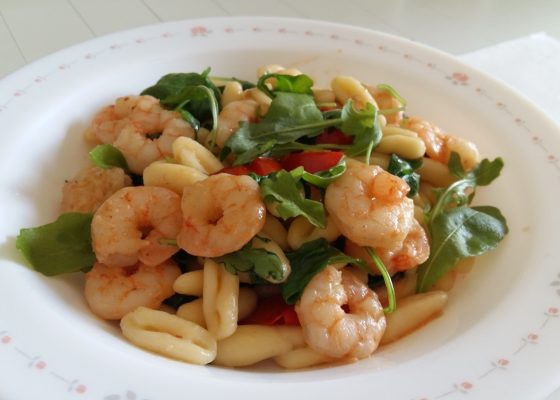 Cavatelli con gamberetti pomodorini e rucola