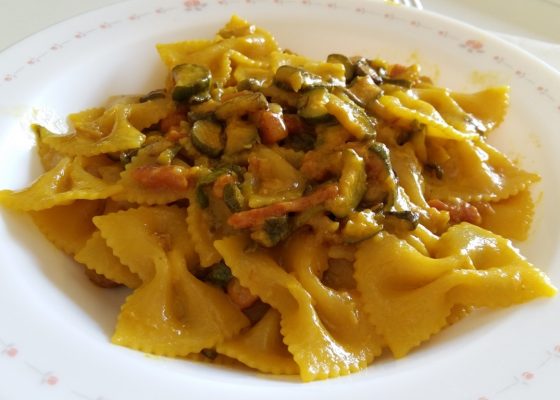 Farfalle zucchine pancetta e zafferano