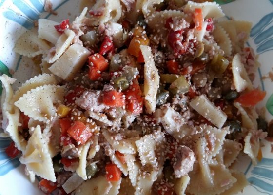 Pasta fredda con verdure tonno provolone e semi di sesamo