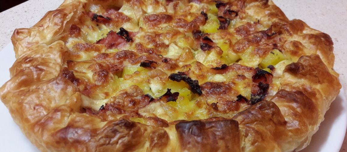 Pizza di sfoglia con patate provola e prosciutto