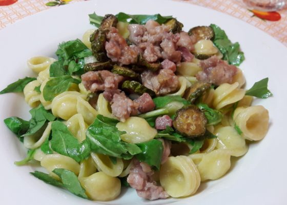 Orecchiette salsiccia rucola e zucchine