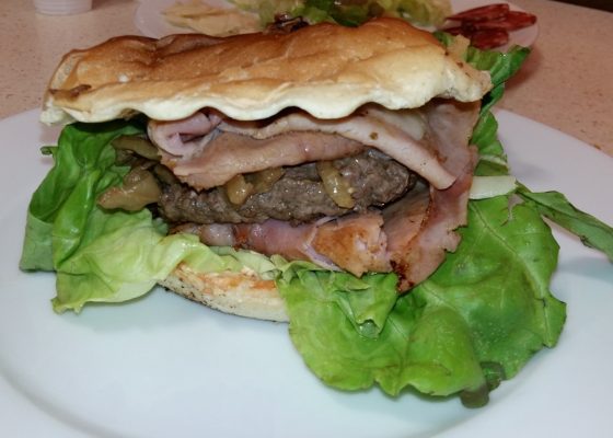 Panino hamburger cotto melanzane sott’olio e scaglie e lattuga