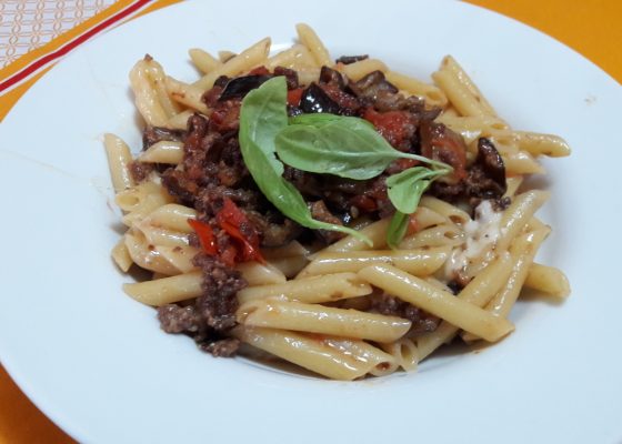 Penne con macinato melanzane e fior di latte