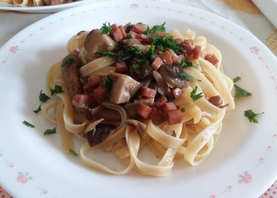 Fettuccine con funghi porcini e prosciutto cotto