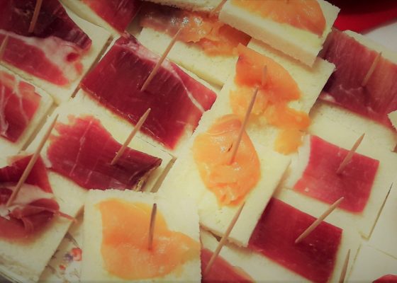 Tartine con salmone affumicato e prosciutto crudo