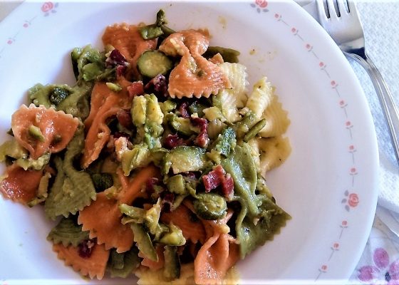 Farfalle tricolore zucchine e speck