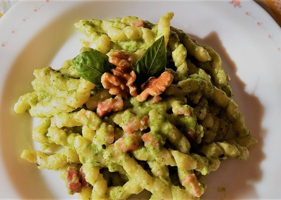 Fusilli con pesto di zucchine pancetta e noci