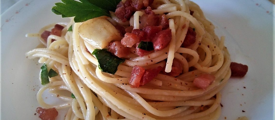 Spaghetti aglio olio e pancetta