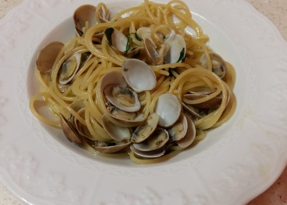 Spaghetti con vongole in bianco