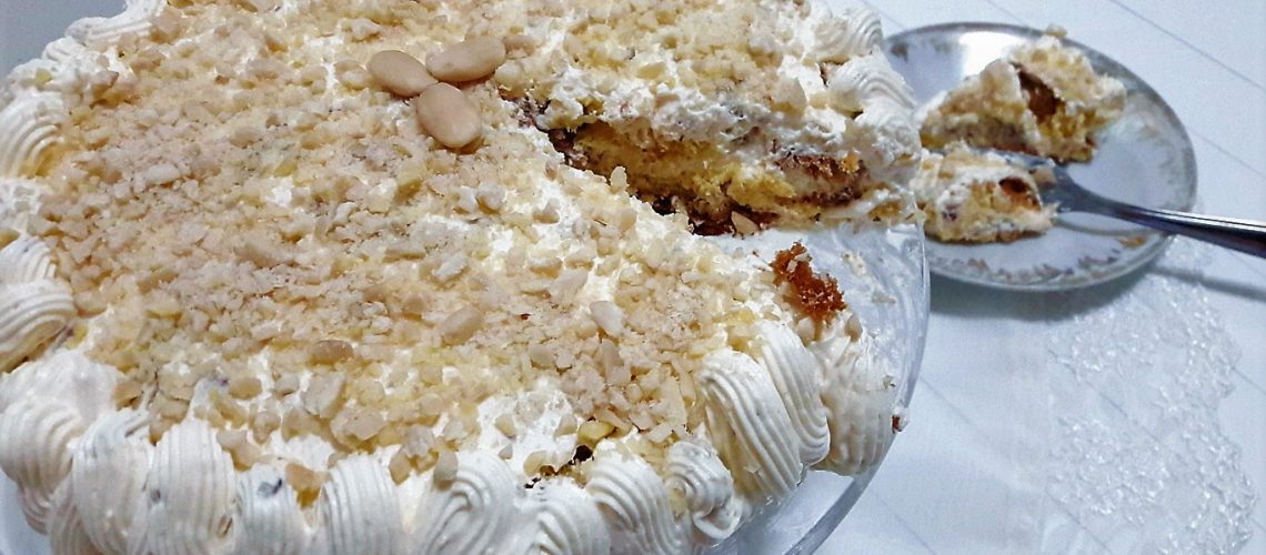 Torta di pandoro con crema al limone e mandorle