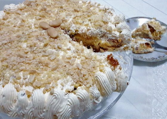 Torta di pandoro con crema al limone e mandorle