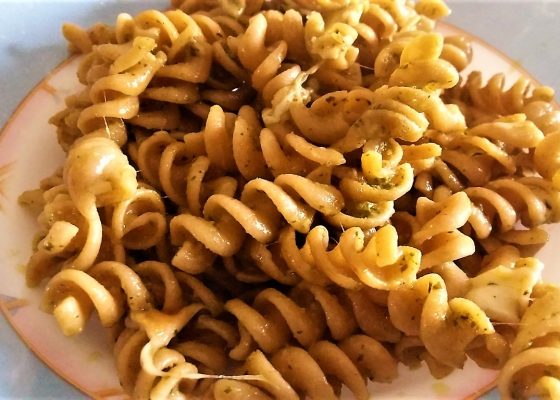 Fusilli integrali con pesto e scamorza