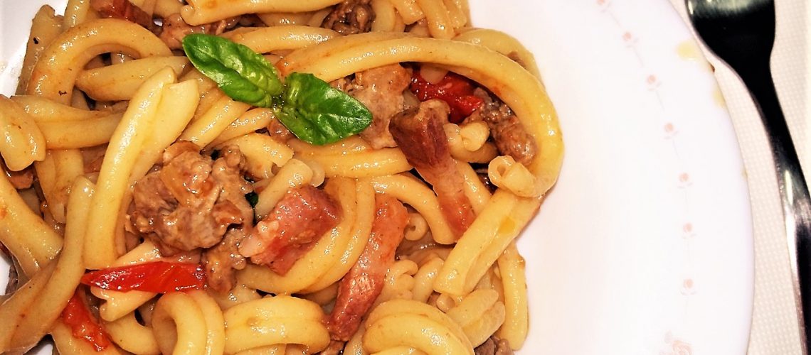 Strozzapreti con salsiccia e pancetta