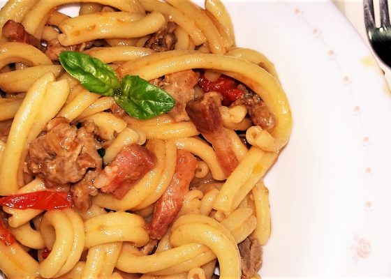 Strozzapreti con salsiccia e pancetta