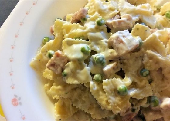 Farfalle con panna prosciutto e piselli