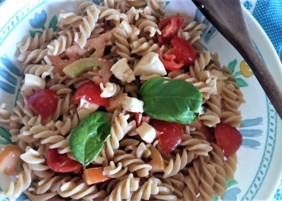 Pasta fredda con provola e pomodorini