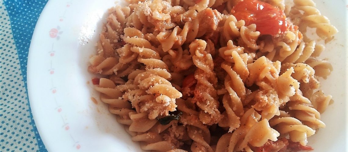 Pasta veloce con tonno e pomodorini