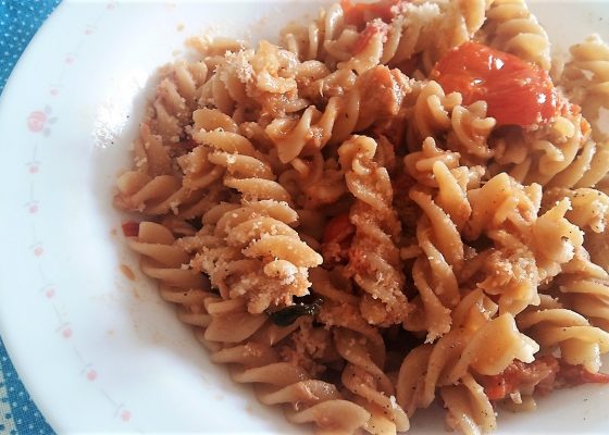 Pasta veloce con tonno e pomodorini