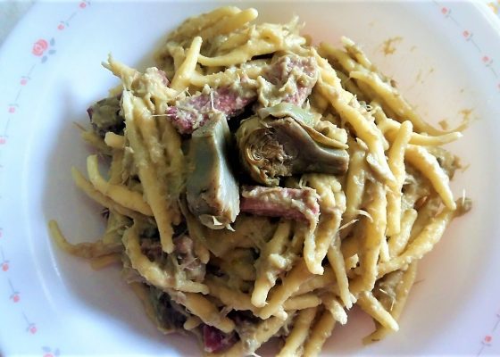 Trofie con crema di carciofi e speck