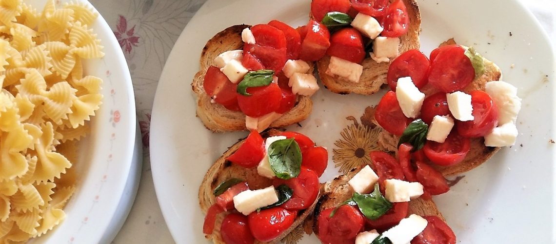 Bruschette di pane con datterini e provola affumicata