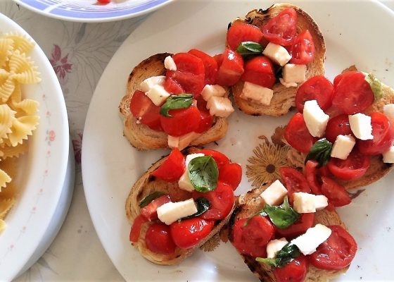 Bruschette di pane con datterini e provola affumicata