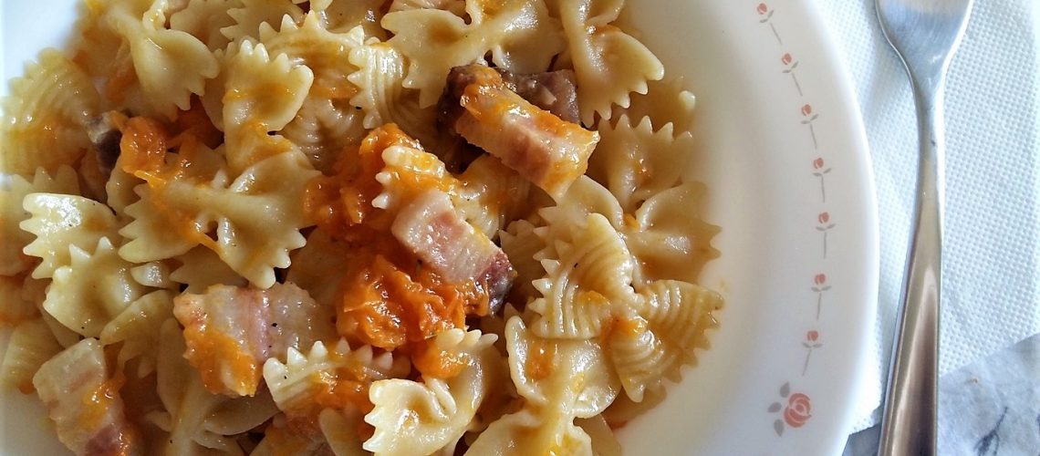 Pasta con zucca pancetta e parmigiano