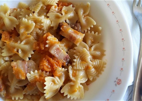 Pasta con zucca pancetta e parmigiano